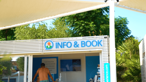 Guichet d'information et de réservation au Camping Krk en Primorje-Gorski Kotar, Croatie, sous un temps ensoleillé.