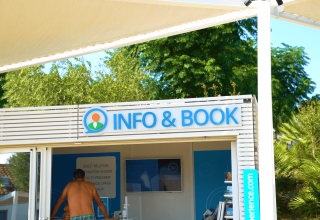 Info- og bookingskranke på Camping Krk i Primorje-Gorski Kotar, Kroatien under en solrig dag.