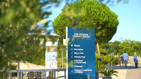 Cartel en Camping Krk, Primorje-Gorski Kotar, Croacia, que indica direcciones a las instalaciones del resort.