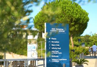 Cartel en Camping Krk, Primorje-Gorski Kotar, Croacia, que indica direcciones a las instalaciones del resort.