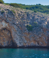 Costa rocosa con vegetación y agua azul cerca de Krk, en Primorje-Gorski Kotar, Croacia.