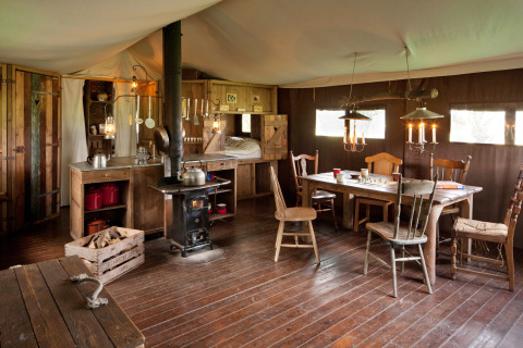 Interior rústico de una cabaña en Feather Down Hohenwarter Seehof, parque de vacaciones en Turingia, Alemania.