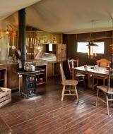 Rustik, hyggelig indretning i en træhytte på Feather Down Hohenwarter Seehof, feriepark i Thüringen.