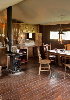 Interior rústico de una cabaña en Feather Down Hohenwarter Seehof, parque de vacaciones en Turingia, Alemania.