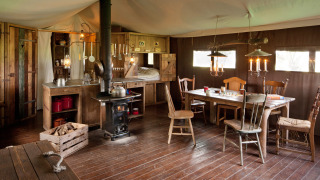 Interior rústico de una cabaña en Feather Down Hohenwarter Seehof, parque de vacaciones en Turingia, Alemania.