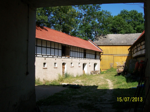 Patio interior en Feather Down Hohenwarter Seehof, parque vacacional en Turingia, Alemania, con casas de entramado.