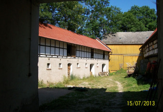 Patio interior en Feather Down Hohenwarter Seehof, parque vacacional en Turingia, Alemania, con casas de entramado.