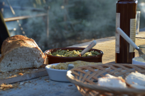 Brood, dip en olie op rustieke tafel bij Feather Down Hohenwarter Seehof vakantiepark in Thüringen, Duitsland.