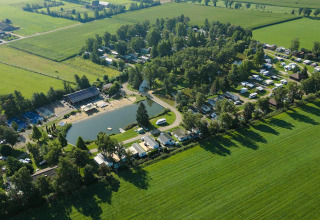 Luftfoto af campingplads med sø, omgivet af marker i nærheden af Kinrooi, Limburg, Belgien.