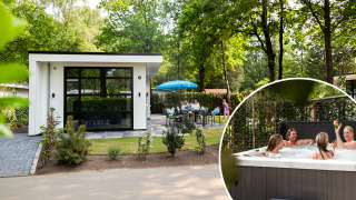 Modernes Tiny House namens Special Wellness Module (Spa) mit Garten, Terrasse und Whirlpool mit Gästen.
