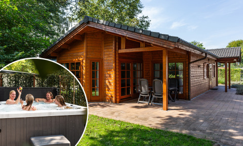 Cabaña de madera con terraza cubierta y jacuzzi, Log Cabin II Wellness, cuatro personas en el spa exterior.