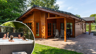 Cabaña de madera con terraza cubierta y jacuzzi, Log Cabin II Wellness, cuatro personas en el spa exterior.