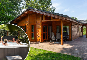 Træhytte med overdækket terrasse og boblebad, Log Cabin II Wellness, fire personer nyder udendørs spa.