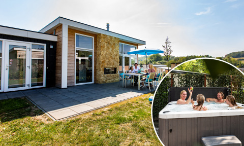 Familia relajándose en la terraza y en jacuzzi en la cabaña Collosseo Wellness (Spa) rodeada de naturaleza.