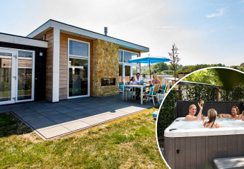 Familie entspannt auf der Terrasse und im Whirlpool der Collosseo Wellness (Spa) Lodge inmitten der Natur.