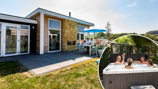 Familia relajándose en la terraza y en jacuzzi en la cabaña Collosseo Wellness (Spa) rodeada de naturaleza.
