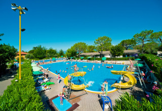 Piscine familiale avec toboggans jaunes et transats au Camping Cisano/San Vito, Vénétie, Italie.