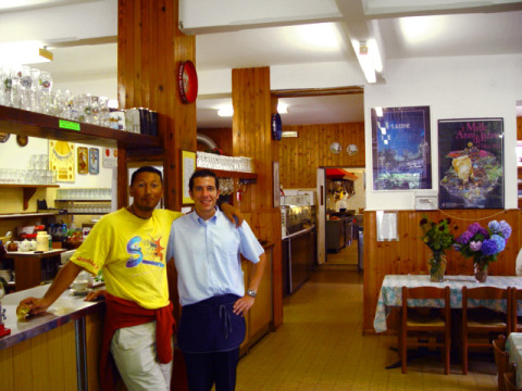 Due uomini in piedi in un ristorante del Camping Cisano/San Vito, parco vacanze in Veneto, Italia.