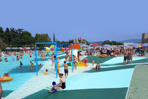 Famiglie si divertono nell'area piscina con giochi d'acqua al Camping Cisano/San Vito in Veneto, Italia.