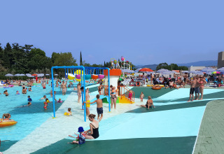 Famiglie si divertono nell'area piscina con giochi d'acqua al Camping Cisano/San Vito in Veneto, Italia.