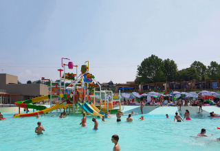 Børn leger i en stor swimmingpool med farverige vandrutsjebaner på Camping Cisano/San Vito i Italien.