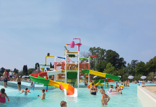Bambini e adulti si divertono nell’area giochi d’acqua con scivoli a Camping Cisano/San Vito, Veneto, Italia.