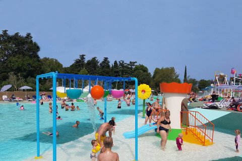 Piscina infantil con zona de juegos acuáticos y tobogán en Camping Cisano/San Vito, Véneto, Italia.