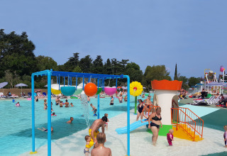 Piscina per bambini con giochi d’acqua e scivolo al Camping Cisano/San Vito in Veneto, Italia.