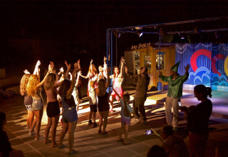 Avondentertainment met kinderen en volwassenen op het podium bij Camping Gasparina in Veneto, Italië.