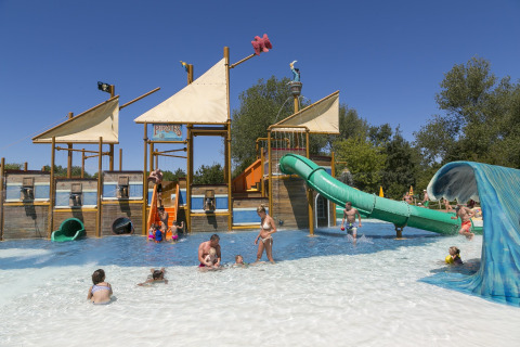 Bambini e famiglie si divertono al parco acquatico a tema pirati al Camping Pra'delle Torri, Veneto, Italia.