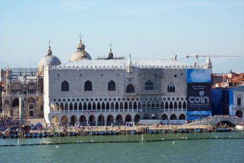 Vista del Palacio Ducal en Venecia, cerca de Caorle, Véneto, Italia, con turistas paseando cerca del canal.