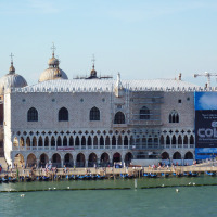 Vista del Palacio Ducal en Venecia, cerca de Caorle, Véneto, Italia, con turistas paseando cerca del canal.