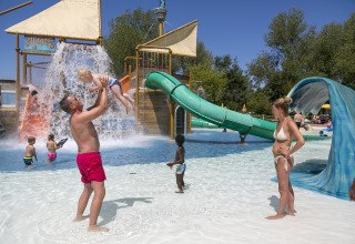 Gezinnen genieten van een zonnige dag op de waterspeelplaats van Camping Pra'delle Torri in Veneto, Italië.