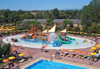 Vista dall'alto del parco acquatico e della piscina al Camping Pra'delle Torri in Veneto, Italia.