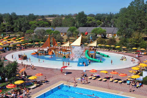 Vue aérienne du parc aquatique et de la piscine à Camping Pra'delle Torri, en Vénétie, Italie.