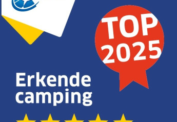 Distintivo ANWB Top 2025 per campeggio riconosciuto a cinque stelle, sfondo blu e dettagli gialli