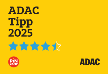 Badge ADAC Tipp 2025 con raccomandazione di 4,5 stelle per un alloggio glamping, sfondo giallo.