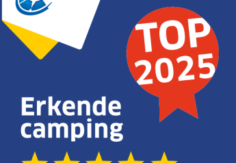Insignia ANWB camping reconocido Top 2025 con cinco estrellas sobre fondo azul y amarillo.