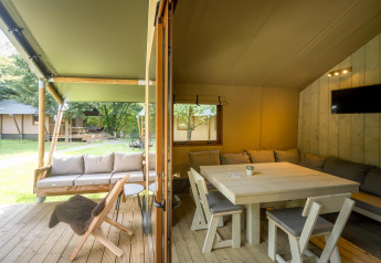 Tienda glamping familiar en Urban-Gardens Ieper, Bélgica, con zonas de estar interiores y exteriores