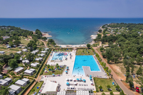 Vista aérea de Camping Park Umag en Istria, Croacia, con piscina, casas móviles y acceso al mar.