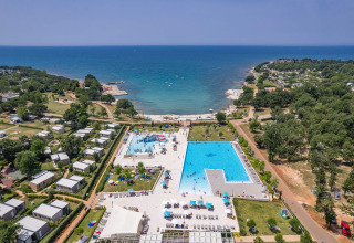 Luftaufnahme vom Camping Park Umag in Istrien, Kroatien, mit Pool, Mobilheimen und Meerblick.