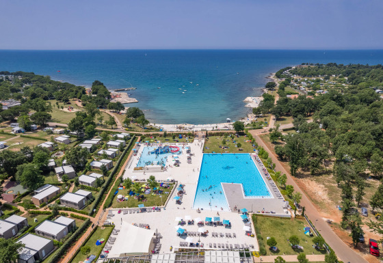 Vista aerea di Camping Park Umag in Istria, Croazia, con piscina, case mobili e accesso al mare.