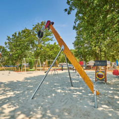 Parque infantil con columpios y juegos en Camping Park Umag, Istria, Croacia, en un día soleado.