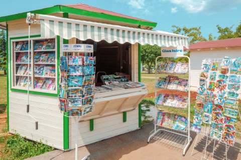 Puesto al aire libre con revistas, postales y recuerdos en Camping Park Umag, Istria, Croacia.