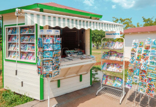 Avis- og postkortkiosk i det fri på Camping Park Umag i Istrien, Kroatien, med magasiner og souvenirs.