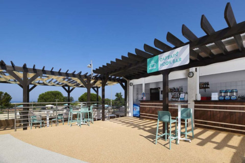 Außenbereich der Captain Hook Bar im Camping Park Umag, Istrien, Kroatien, mit moderner Pergola.