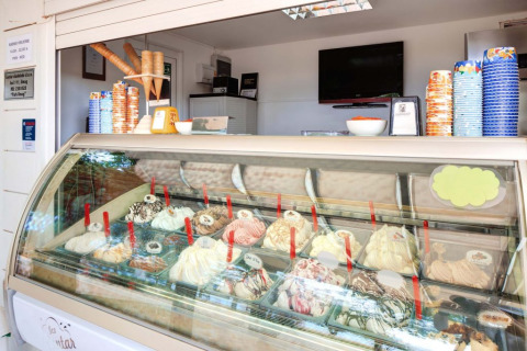 Mostrador de helados artesanales variados en Camping Park Umag, parque vacacional en Istria, Croacia.