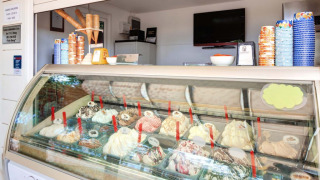 Mostrador de helados artesanales variados en Camping Park Umag, parque vacacional en Istria, Croacia.
