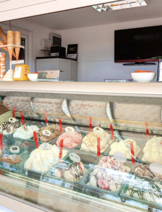 Mostrador de helados artesanales variados en Camping Park Umag, parque vacacional en Istria, Croacia.