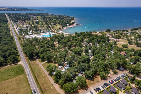Vista aérea de Camping Park Umag en Istria, Croacia, con zonas de acampada, piscina y costa al mar.